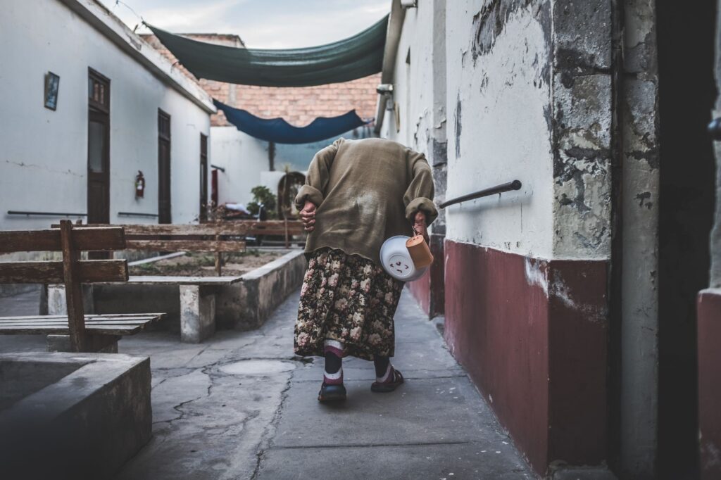 Idosa de 87 anos pagava €500 de aluguel, mas depois que o imóvel mudou de dono o valor chegou a €2.650 e fez ela ser despejada do local onde viveu desde 1956