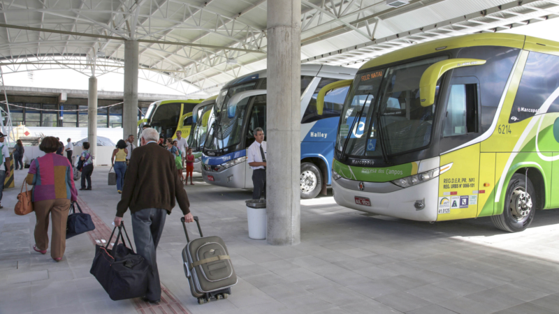 Idosos com renda de até R$3.242,00 podem viajar de graça ou pagar metade da passagem