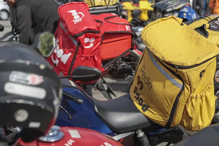 Quem trabalha fazendo entregas pode ganhar crédito mais fácil para comprar moto ou bicicleta elétrica
