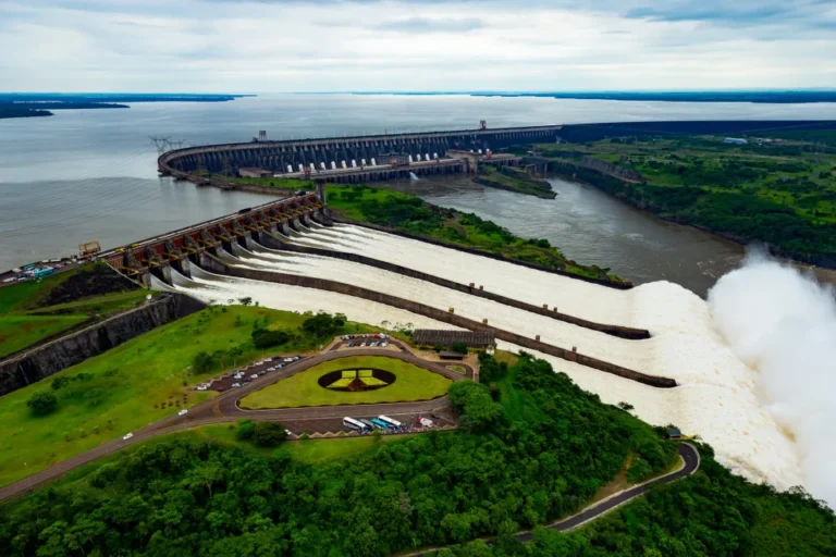 Bomba envolvendo a Usina de Itaipu pega brasileiros de surpresa