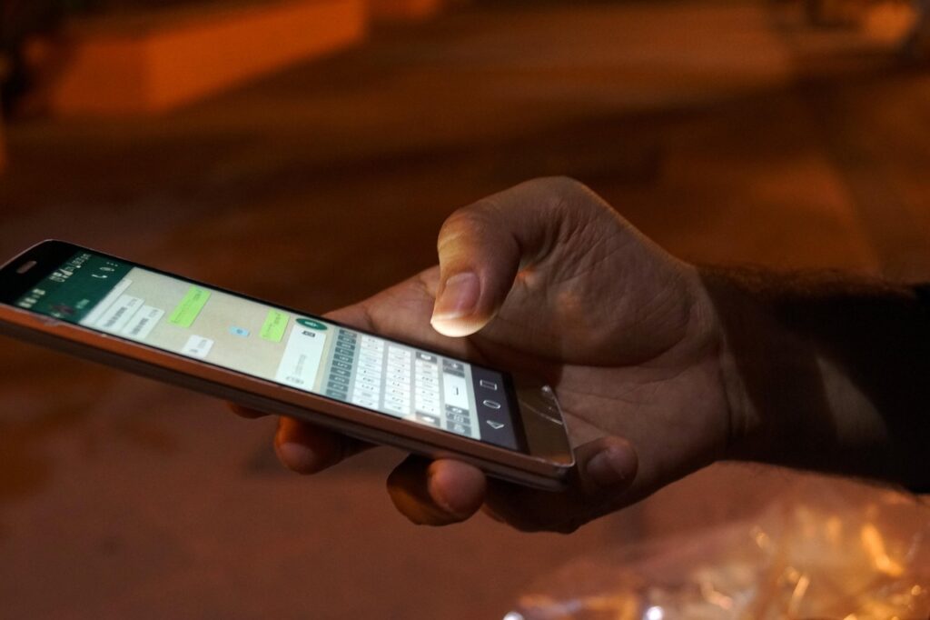 Celular antigo guardado na gaveta pode ganhar nova função e ajudar a levar Wi-Fi para lugares da casa onde sinal quase não chega