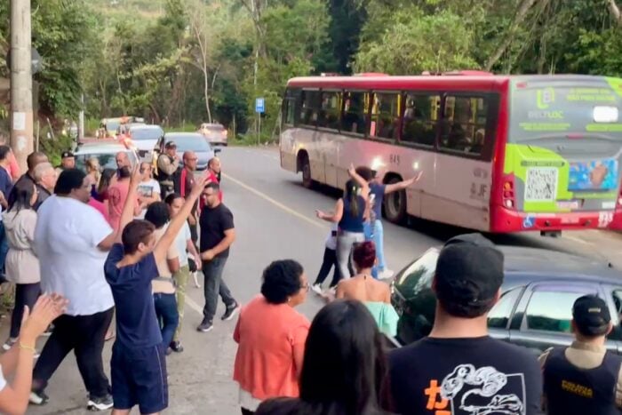 Moradores do Borboleta se manifestam contra falta de sinalização na José Lourenço