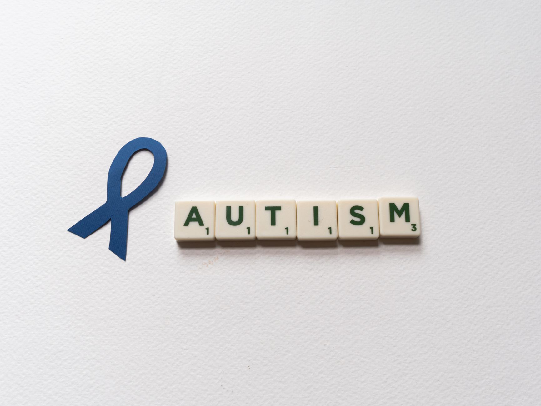 Médica era excelente na faculdade e na residência, mas passou anos tratando ansiedade e depressão sem descobrir a causa do esgotamento até receber diagnóstico de autismo aos 33 anos 1 Fita azul e autismo soletrado com letras simbolizam a conscientização sobre o autismo.