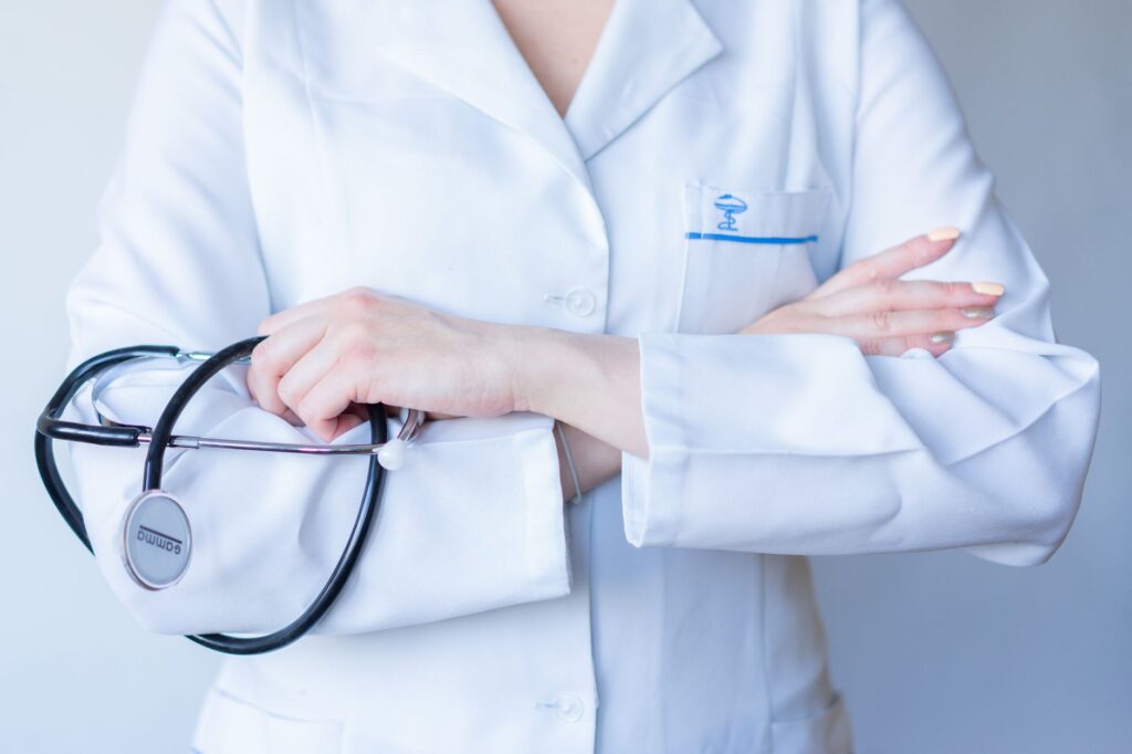Médica era excelente na faculdade e na residência, mas passou anos tratando ansiedade e depressão sem descobrir a causa do esgotamento até receber diagnóstico de autismo aos 33 anos