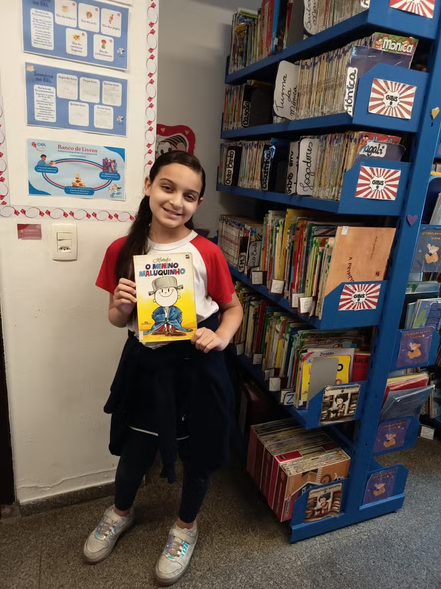 Menina de 9 anos passa a ler um livro a cada dois dias e meio, chega a 83 obras em 2026 e ajuda biblioteca escolar a emprestar mais livros do que em qualquer outro ano 1 menina de 9 anos passa a ler um livro a cada dois dias 1