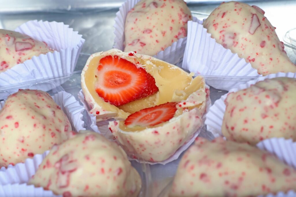 Morango cravejado: depois do morango do amor, fruta volta a fazer sucesso em nova combinação doce