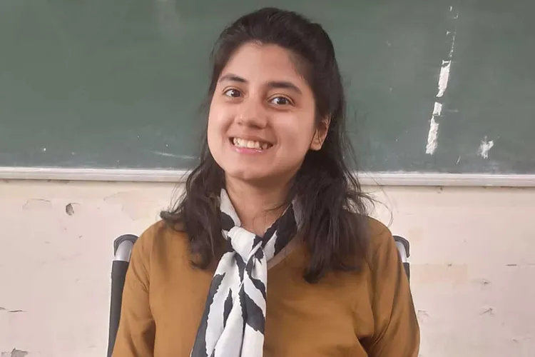 Mulher com paralisia cerebral enfrentou dificuldades até para escrever durante a infância, mas encontrou novas formas de se comunicar e hoje é professora universitária, poeta e ativista