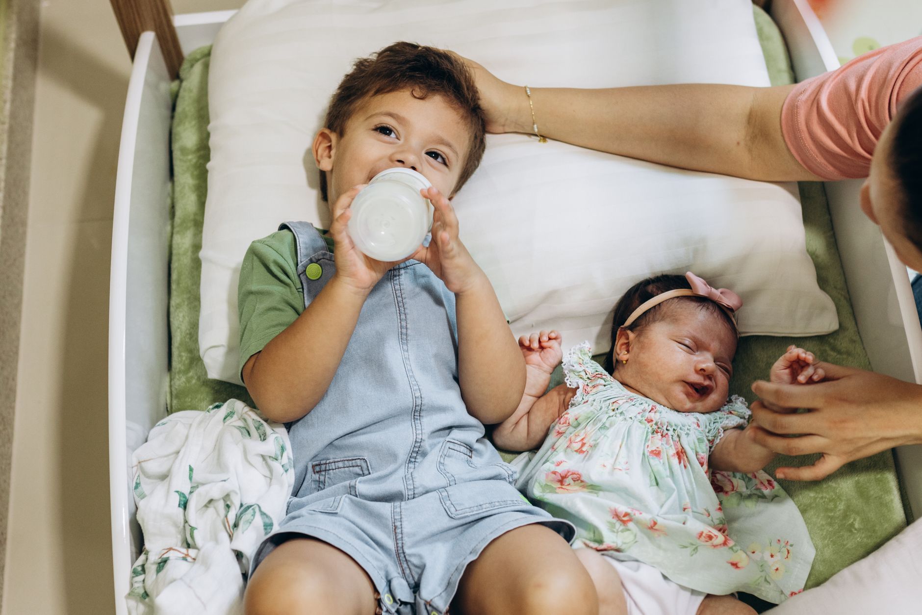 Nasceu nos anos 60, 70, 80 ou 90? Lista revela os nomes que mais fizeram sucesso entre os bebês de cada década 1 Menino pequeno bebendo leite ao lado de sua irmãzinha dormindo em um ambiente aconchegante.