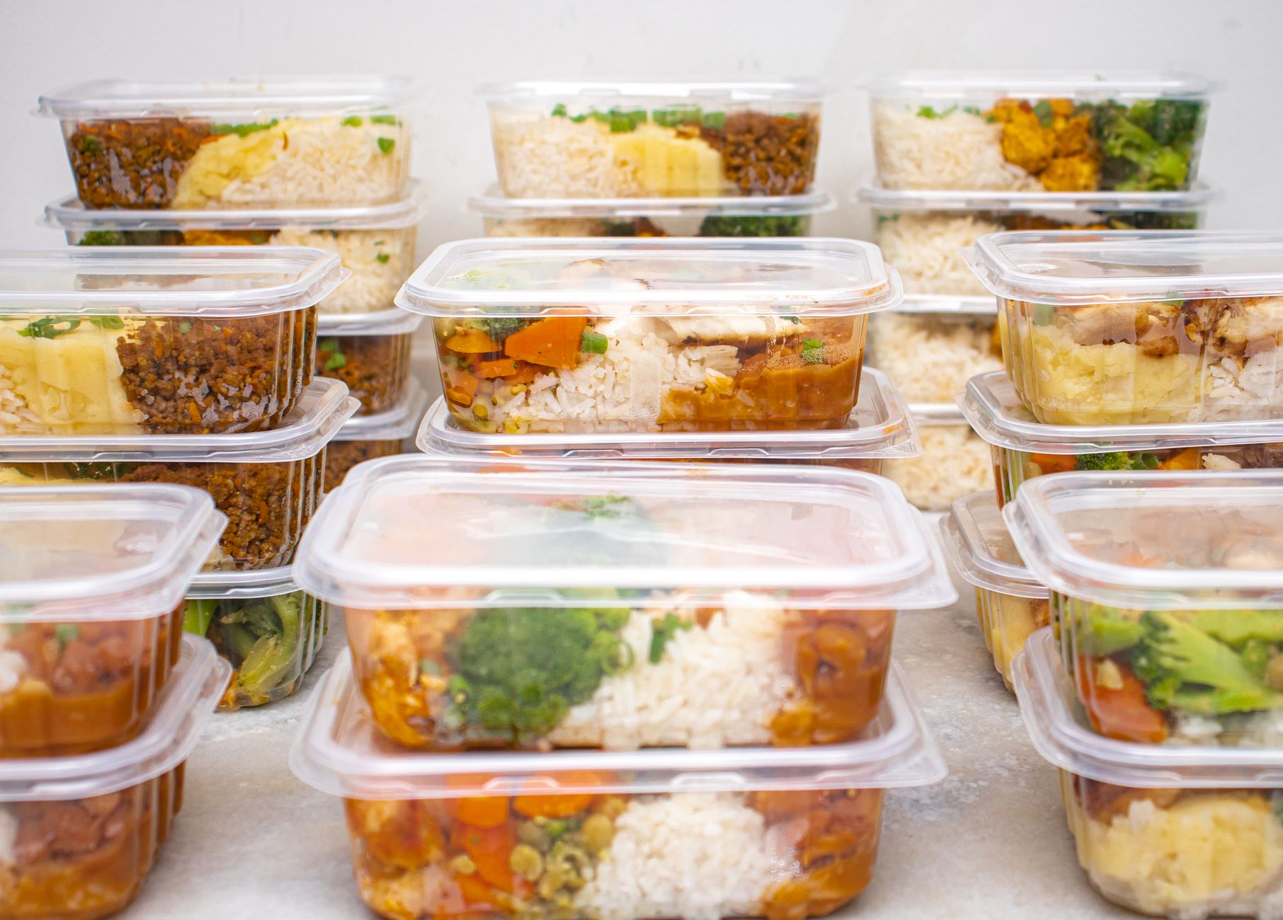 Nem tudo é simplesmente colocar no freezer: especialista explica como congelar alimentos sem comprometer sabor, textura e qualidade 4 Vários recipientes de refeições preparadas com arroz e vegetais para facilitar o gerenciamento das refeições.