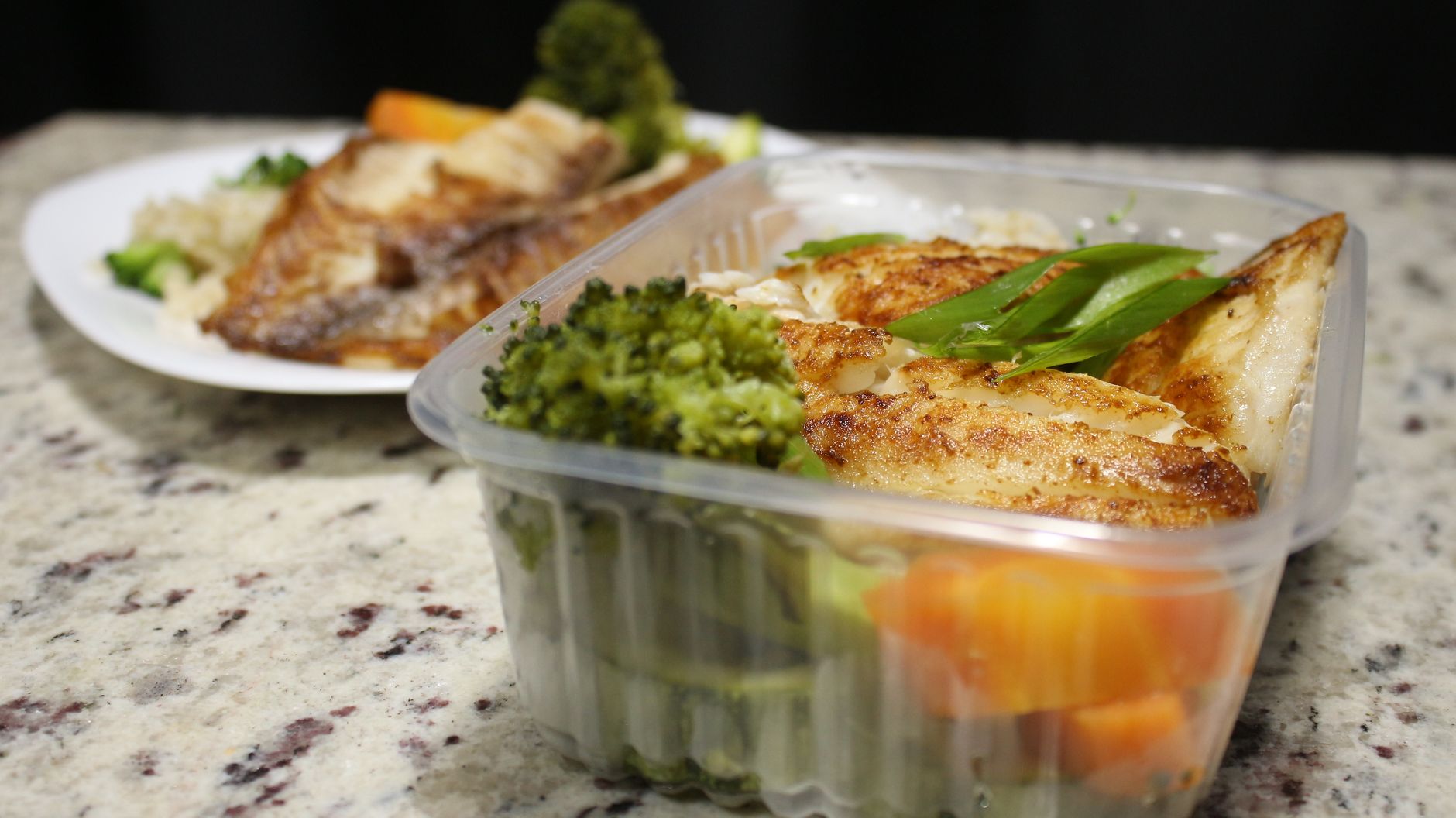 Nem tudo é simplesmente colocar no freezer: especialista explica como congelar alimentos sem comprometer sabor, textura e qualidade 8 Delicioso filé de peixe grelhado servido com legumes em um container plástico.