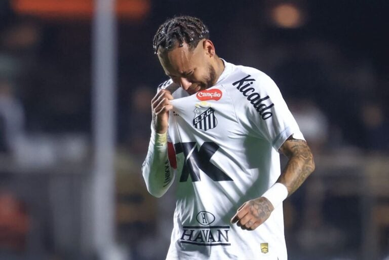 Neymar vira alvo de piada em famosa série americana após personagem reunir grandes craques do futebol e afirmar que brasileiro “chora o tempo todo”