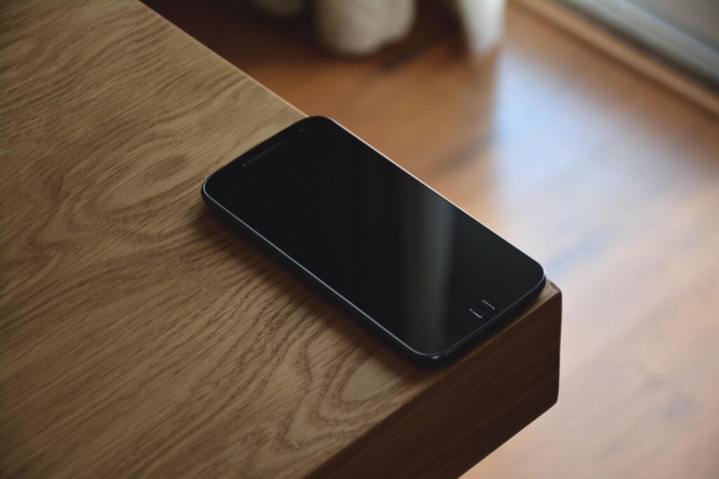 O jeito certo de deixar o celular na mesa pode ajudar a evitar distrações e esconder suas notificações de quem está por perto