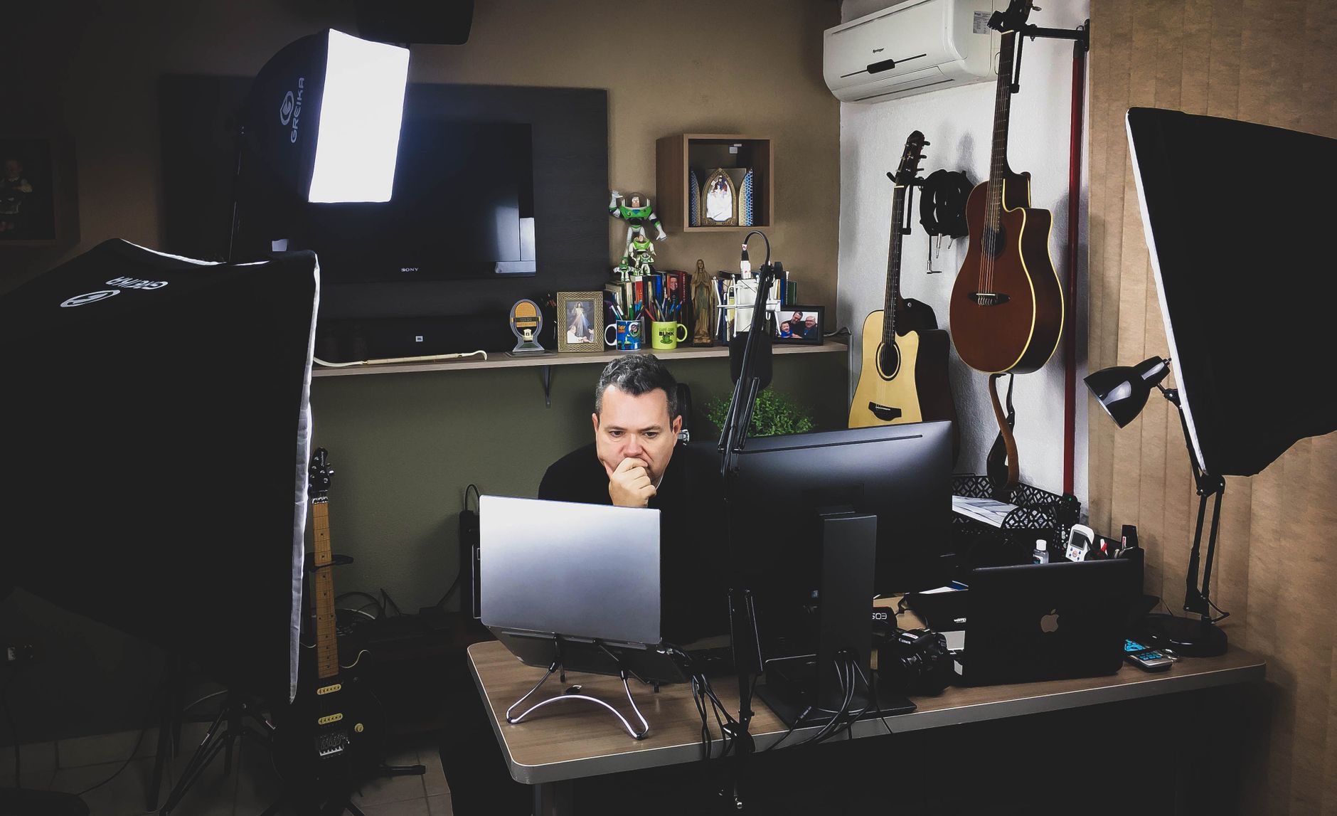 OMS revela o mínimo de atividade física que uma pessoa deve fazer por semana e estudo confirma uma notícia preocupante para os brasileiros 3 Estúdio de música moderno com guitarras, computadores e equipamentos de iluminação. Ideal para temas de criatividade e tecnologia.