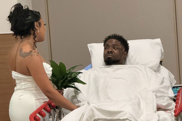 Homem quebra os dois braços, a mandíbula e uma costela em acidente a caminho do próprio casamento; horas depois, troca alianças com a noiva dentro do hospital