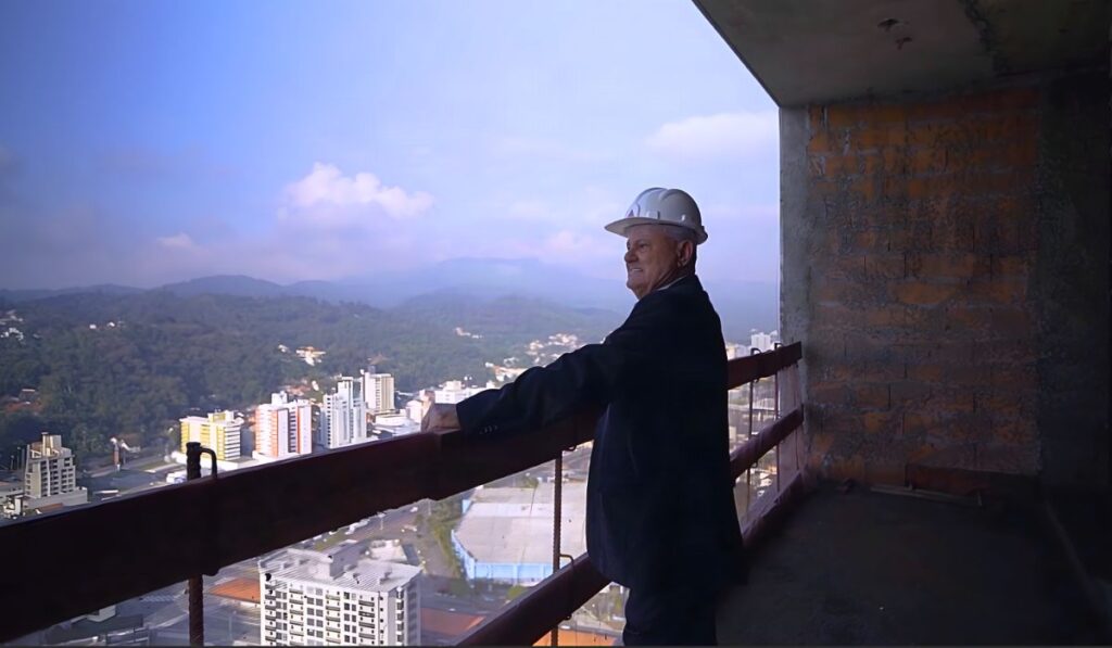 Menino começa a trabalhar como servente de pedreiro aos 10 anos e, décadas depois, torna-se o empresário por trás do prédio mais alto de Blumenau
