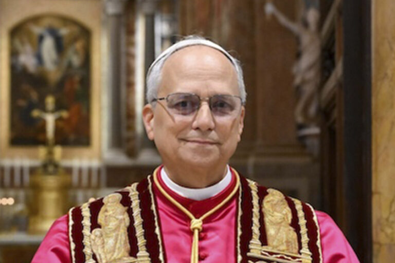 Papa Leão XIV assina decreto no Vaticano que pode aumentar o salário de brasileiros