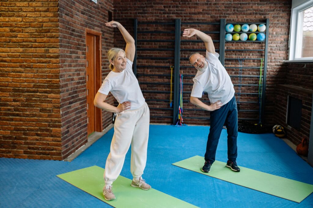 Pessoas na casa dos 70 anos fizeram um teste que dura apenas 30 segundos, e estudo descobriu que quem conseguiu completar o exercício teve risco de morte 61% menor nos sete anos seguintes