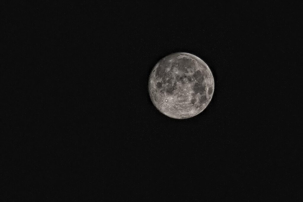 Buraco de 222 metros aparece na Lua após impacto que ninguém viu acontecer e Nasa diz que evento desse tamanho é raríssimo
