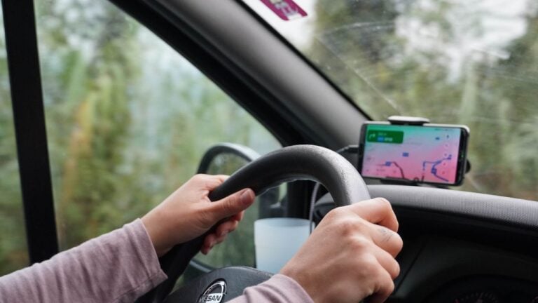 Casal segue endereço mostrado em aplicativo, chega a local errado e perde show; empresa terá de devolver ingressos e pagar indenização