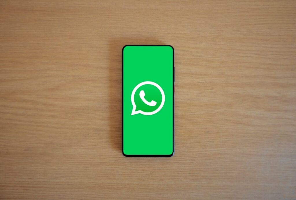 Mulher usa o mesmo número há mais de dez anos, perde a conta sem aviso e fica sem o contato médico da filha bebê; Justiça manda reativar WhatsApp e pagar R$ 10 mil