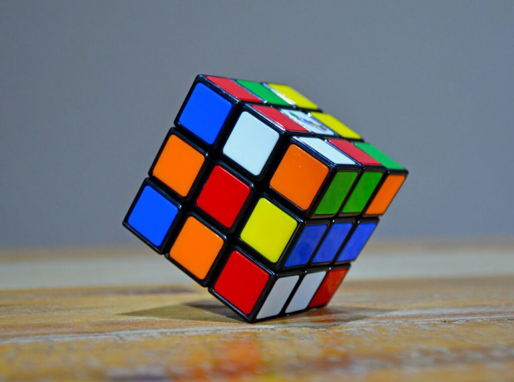 Menina de 6 anos aprende mais de 1.300 sequências, treina até 3 horas por dia e consegue feito impressionante com cubo mágico de apenas 4,27 segundos, estabelecendo novo recorde mundial