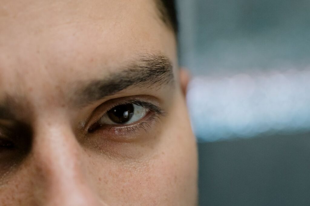 Perfume na sobrancelha parece truque inofensivo, mas hábito pode irritar os olhos e até provocar alterações na visão