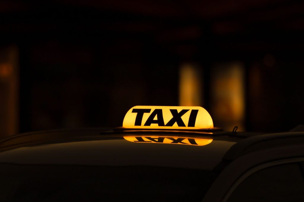 Turista pega táxi para viagem de apenas 12 minutos, vê corrida de cerca de R$ 54 no taxímetro e depois descobre cobrança de R$ 3.362 no cartão