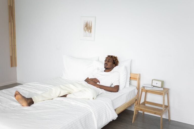 Por que você deita cansado e começa a planejar uma versão completamente diferente da sua vida? Ciência explica o que existe por trás das promessas feitas antes de dormir