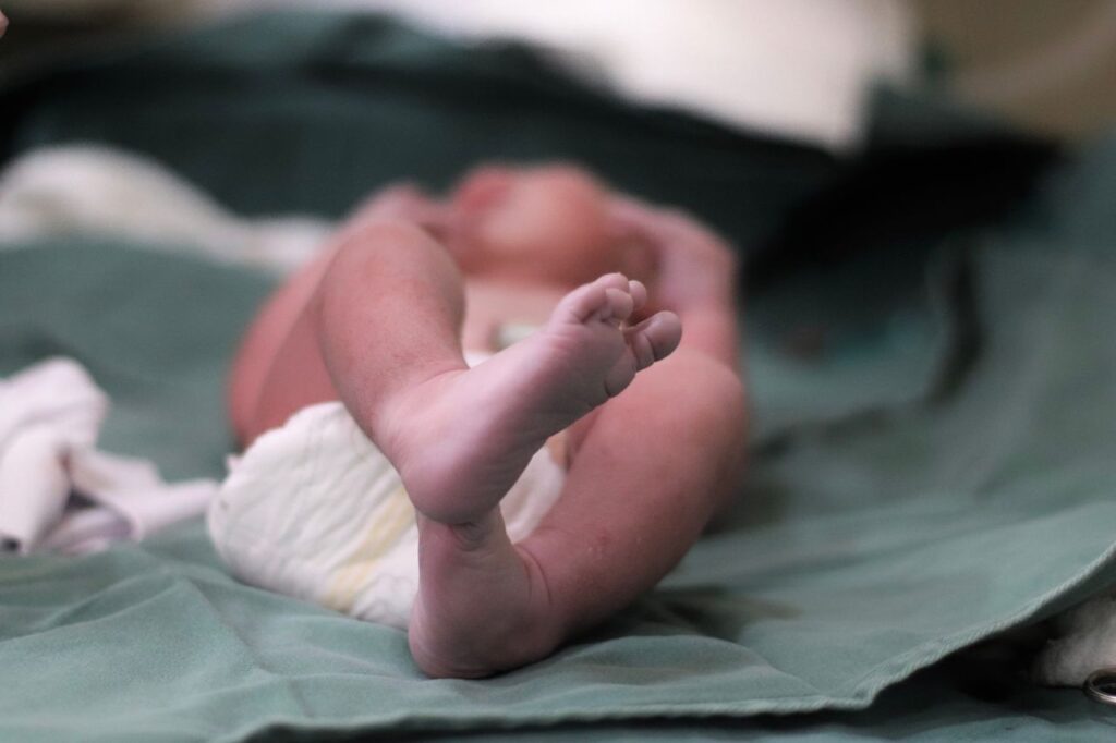 Pais descobrem que algo estava errado um dia após o nascimento da filha, fazem teste de DNA e entram na Justiça após resultado inesperado