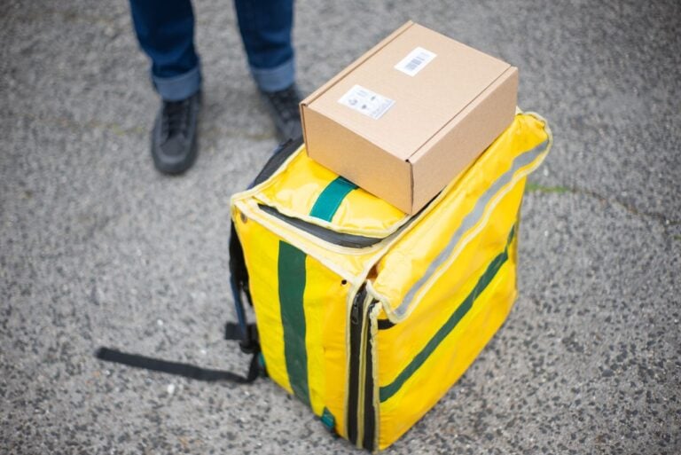 Entregador tem bateria da bicicleta elétrica roubada, compra outra usada para continuar trabalhando e um mês depois acorda com explosão dentro do quarto