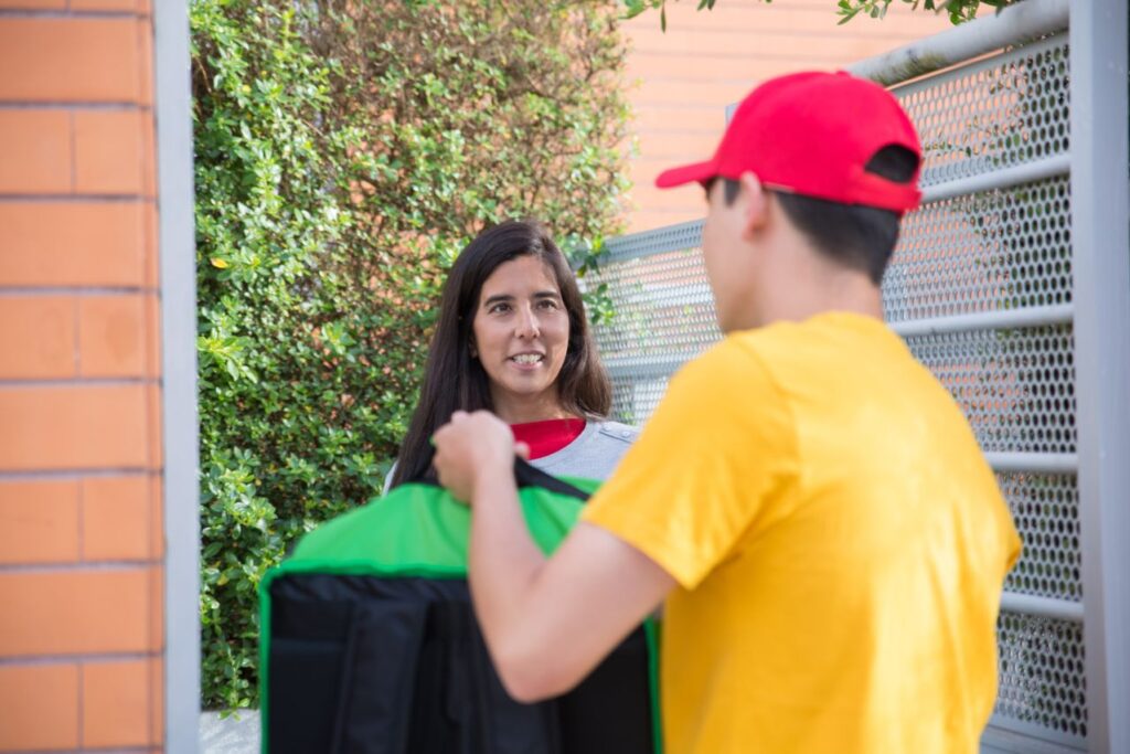 7ª mulher mais rica do Brasil entra na briga com o iFood e lança delivery em mais de 400 cidades