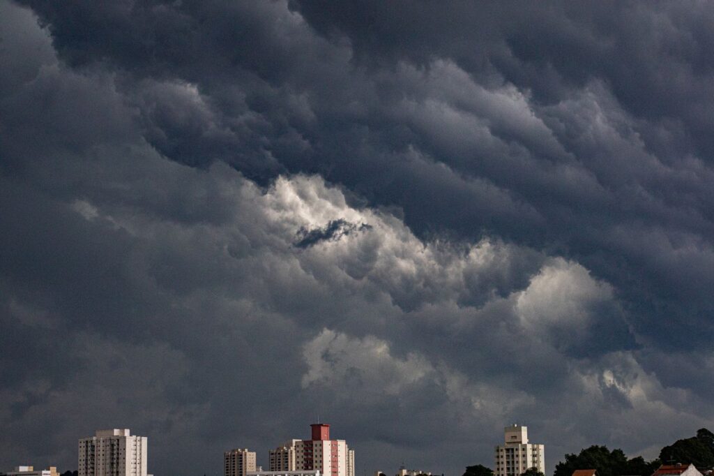 Um novo ciclone está mudando o tempo no Brasil e pode provocar chuva intensa, rajadas de vento e granizo em 8 estados nos próximos dias