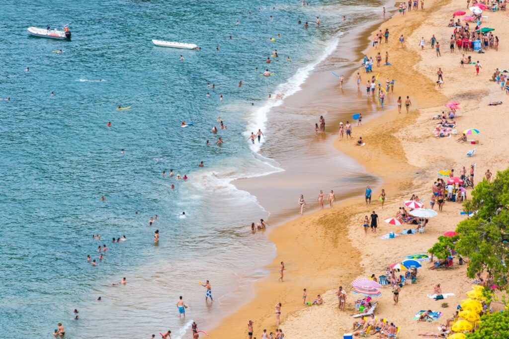 Cliente chega por volta das 8h, passa a manhã e parte da tarde consumindo na praia, depois de acumular R$ 400 em gastos, tenta sair sem pagar e acaba conduzido à delegacia