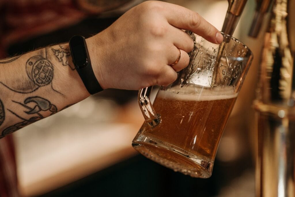 Homem quebra o tornozelo, consegue afastamento de 90 dias e aparece dançando de muletas na Oktoberfest poucos dias depois
