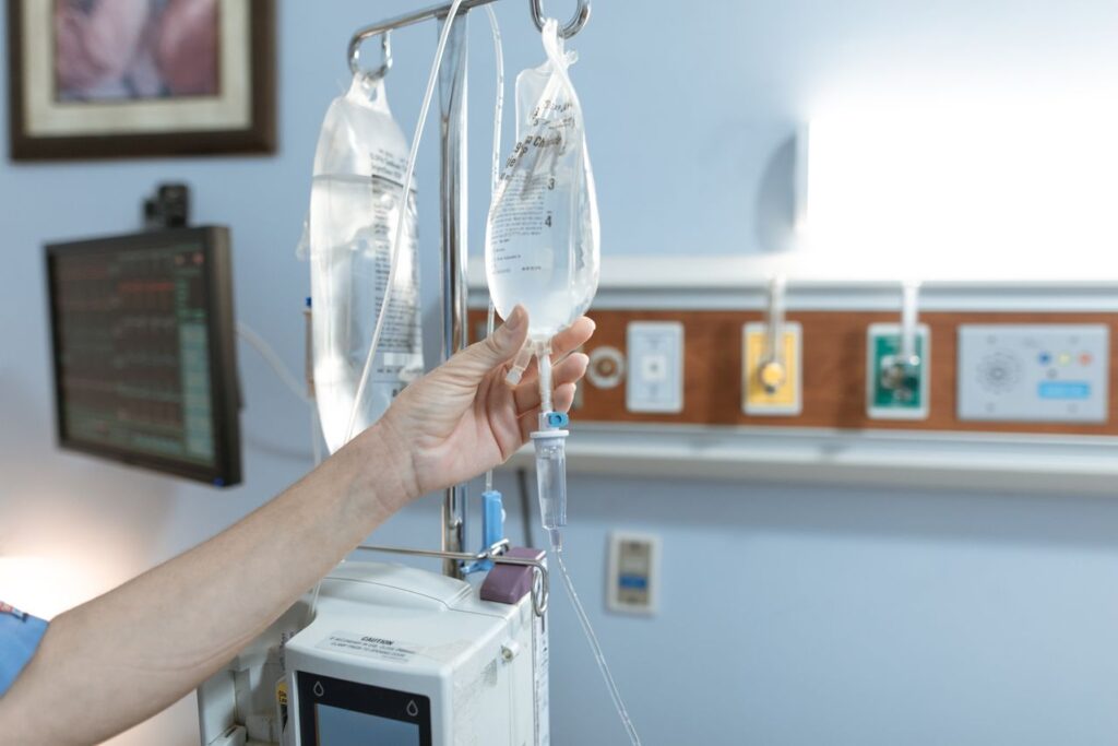Aos 66 anos, cubana que mora em Goiás fica sem consultas médicas por ainda não ter CPF, procura a Defensoria e Lei de Migração garante tratamento pelo SUS