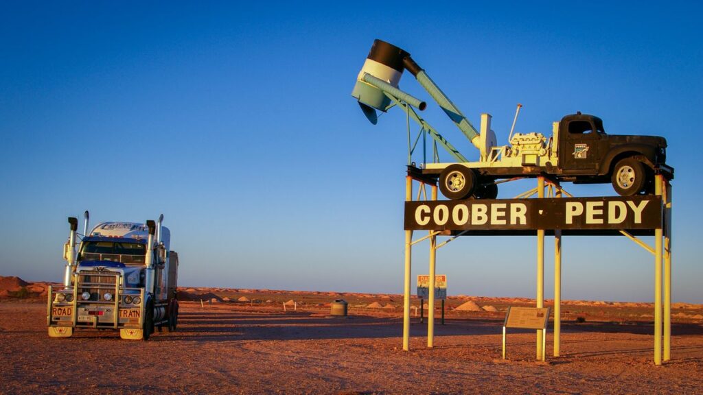 Para escapar do calor, moradores escavam casas no chão e levam quartos, hotéis e até igrejas para debaixo da terra em Coober Pedy, na Austrália
