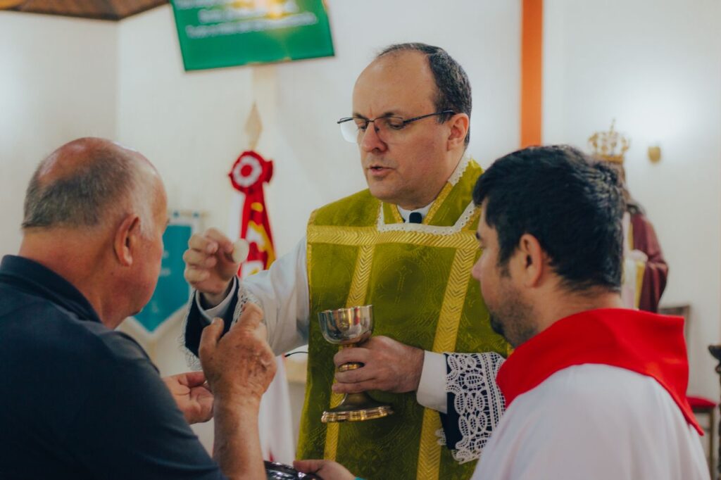Padres costumam receber de 1 a 4 salários mínimos, mas dinheiro tem outro nome e não cria carteira assinada