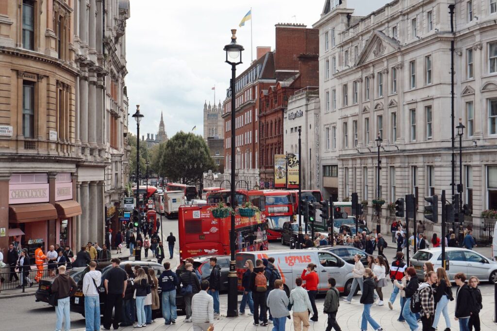 Motorista que afirma nunca ter dirigido em Londres começa a receber multas e acumula £8,5 mil em cobranças até descobrir carro praticamente idêntico usando sua placa