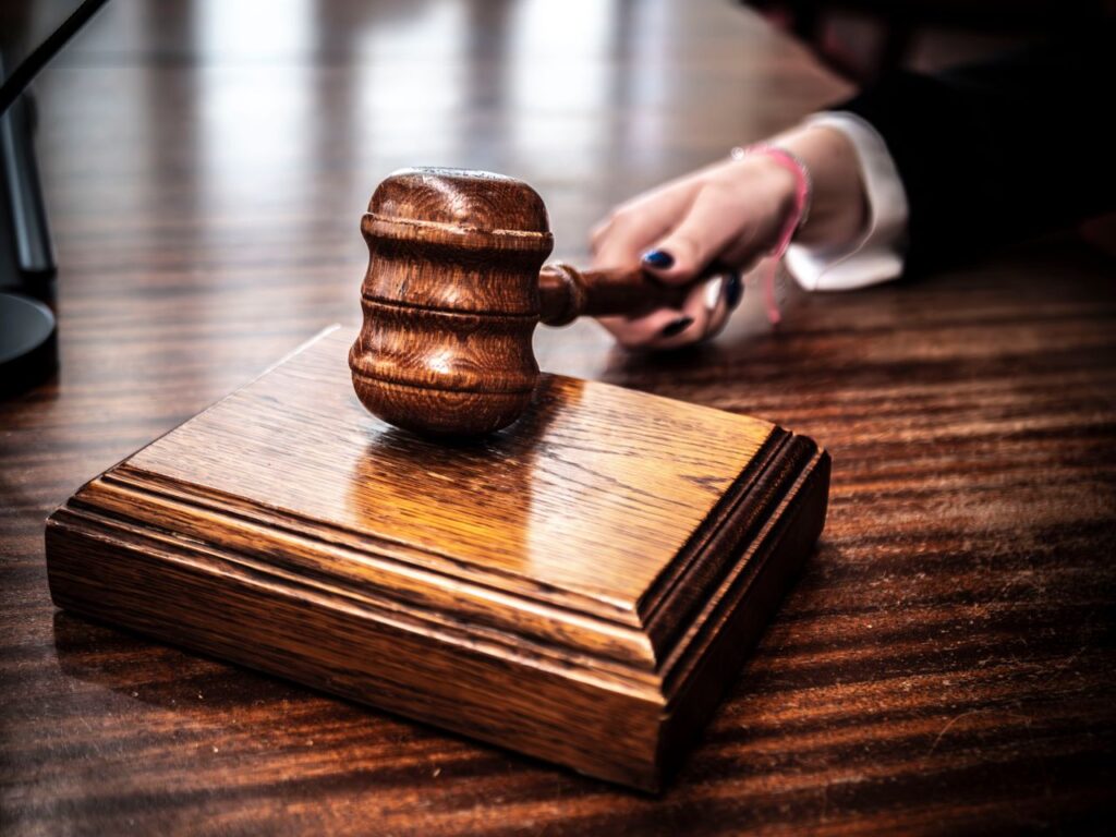 Mãe de 57 anos adoece, fica sem dinheiro para viver e Justiça manda filhos pagarem meio salário mínimo porque lei também obriga a cuidar dos pais