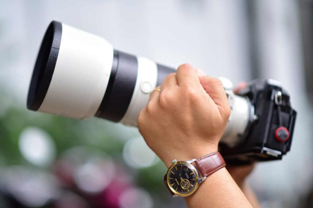 Mãe paga fotógrafa para registrar primeira comunhão, recebe apenas 19 fotos e espera meses pelo restante; Justiça dá 15 dias para entrega e fixa indenização de R$ 3 mil