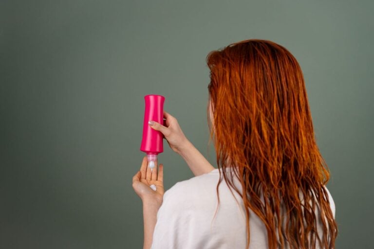 Dormir com o cabelo molhado parece inofensivo, mas hábito repetido pode provocar quebra, frizz e problemas no couro cabeludo