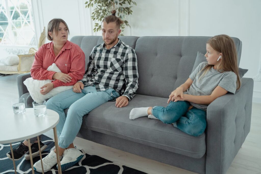 Jovens passaram a questionar casamento, filhos, carreira e até a forma de falar dos pais, mas especialistas explicam que essa diferença entre gerações tem relação com as mudanças do mundo em que cada um cresceu
