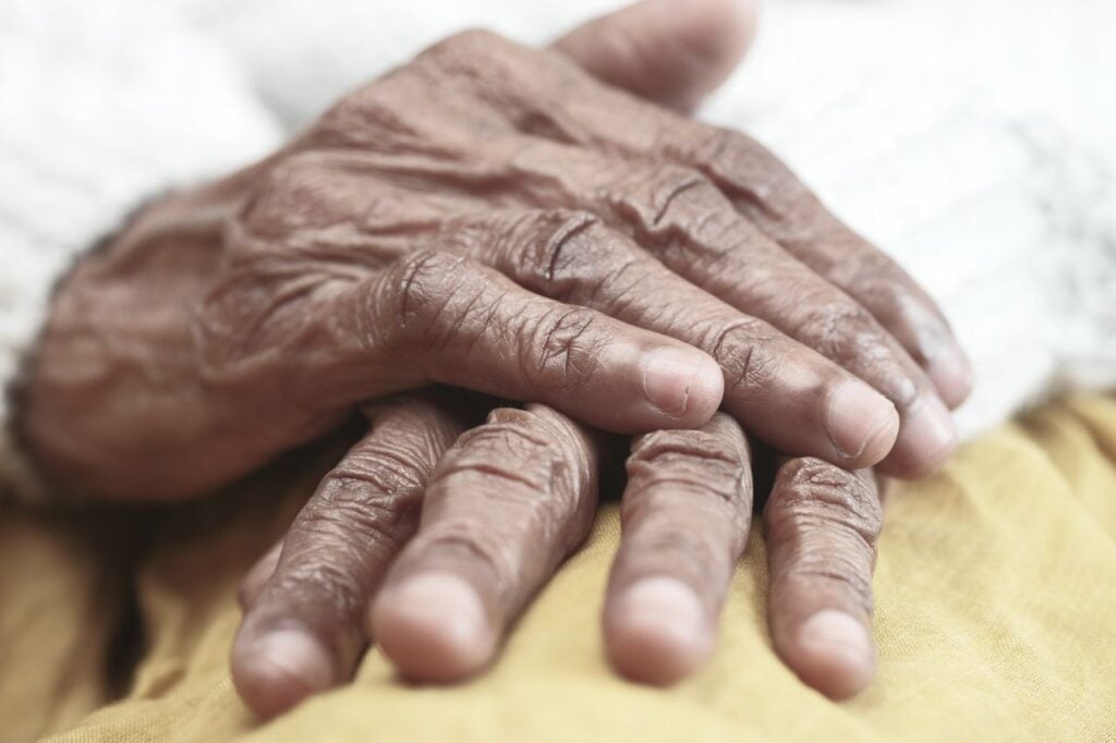 Novo medicamento para Parkinson é aprovado e chama atenção por agir de um jeito diferente no cérebro, em uma abordagem que ainda não existia no tratamento da doença neste país
