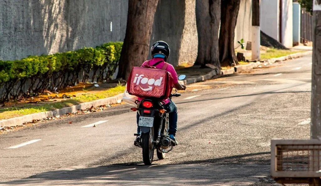 Porteiro segue regra de segurança do prédio, entregador volta para agredi-lo e Justiça manda o iFood pagar R$15 mil de indenização