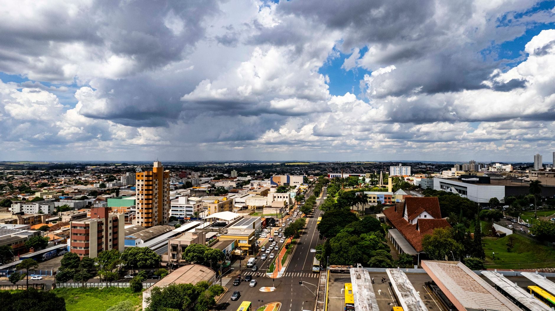 Previsão aponta quando o calor vai começar a diminuir e fazer o tempo virar no Brasil 2 Vista aérea de Londrina, Brasil, mostrando a paisagem urbana sob nuvens dramáticas.