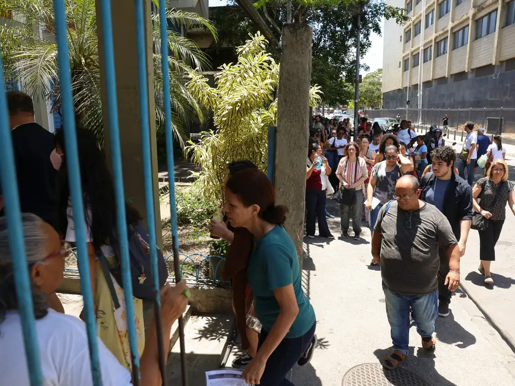 Professores que querem uma vaga na rede pública fazem prova nacional neste domingo (20/09); portões fecham às 13h
