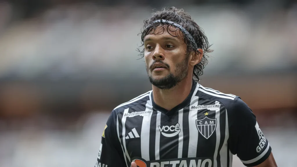 Jogador do Atlético-MG, Gustavo Scarpa tenta recuperar R$ 6,3 milhões desde 2022, mas um dos envolvidos ainda não foi localizado pessoalmente pela Justiça