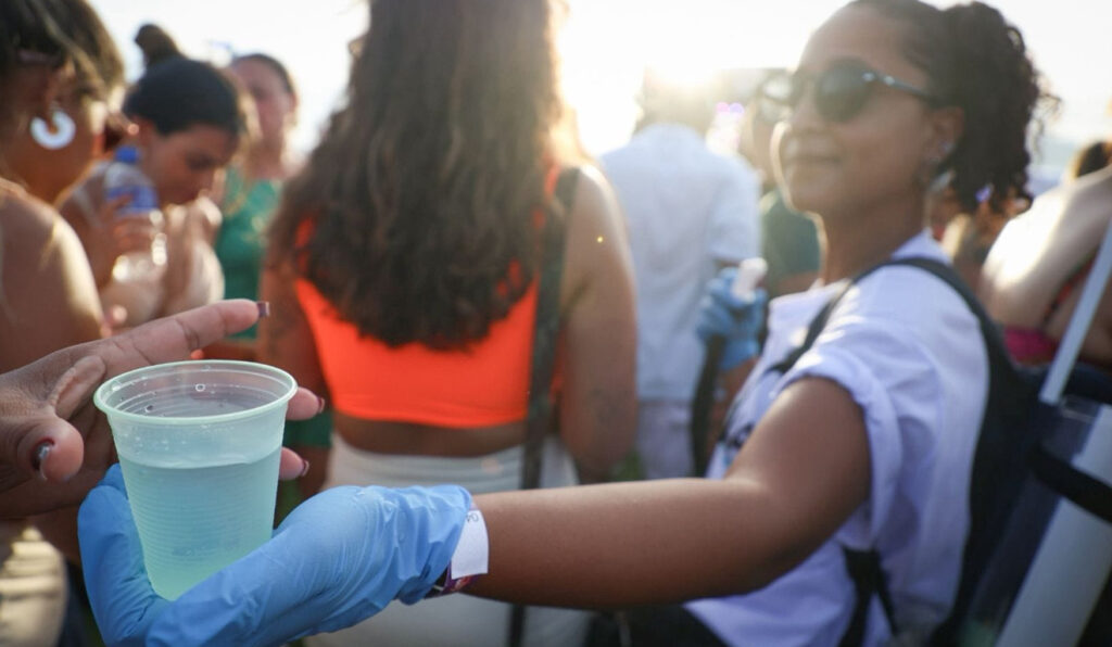 Shows e festivais não podem mais barrar este item levado de casa, e eventos com mais de mil pessoas terão de oferecê-lo de graça