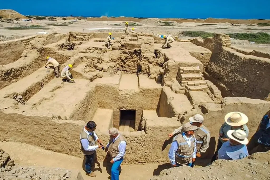 Arqueólogos removem areia e pedras de entrada fechada há 600 anos no Peru e encontram 38 corpos cercados por ouro, armas e joias