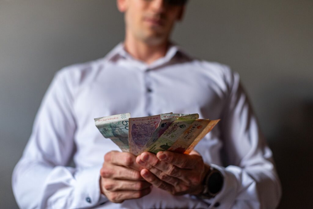 Trabalhador recebeu R$ 88 mil por engano e ficou com a quantia disponível durante seis horas, mas decidiu devolver todo o dinheiro mesmo após sacar as notas